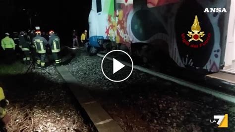 Brescia Tragedia A Cologne Video Dell Auto Travolta Dal Treno LA7