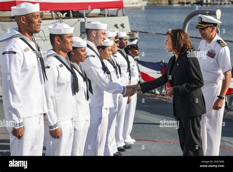 Yokosuka Japan 28 September 2022 U S Vice President Kamala Harris Greets Sailors Aboard The