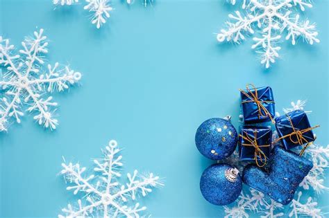 Adornos de navidad sobre fondo azul para el día de navidad y el