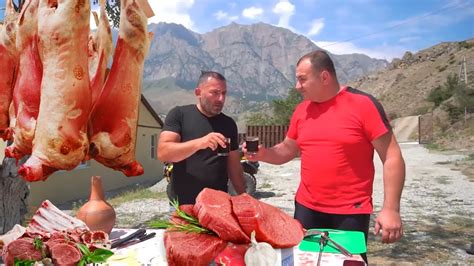 Deliciosa Canal Grande De Carne El Carnicero Corta Las Canales De Carne