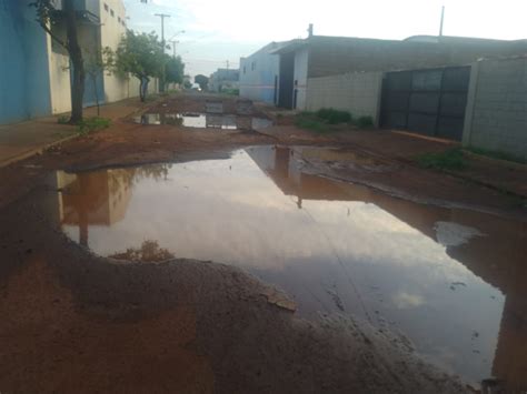 Rua Tomada Por Buracos Vira Lagoa Após Chuva Dos últimos Dias Em Ribeirão Preto Acidade On