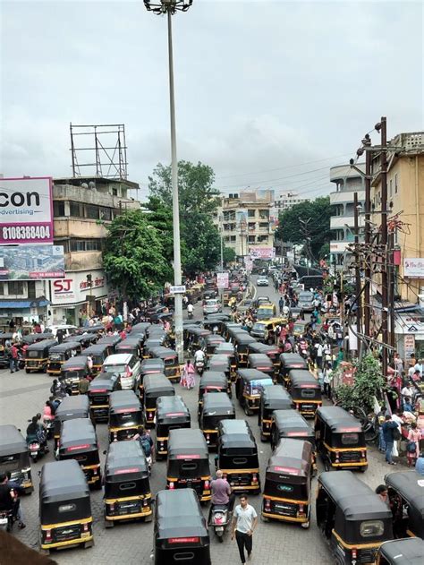 a busy city street filled with lots of traffic