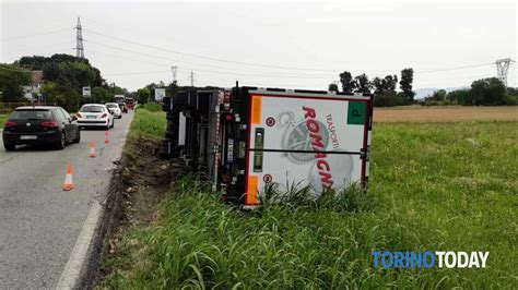 Incidente In Via Volpiano A Leini Tir Fuori Strada Ribaltato 21