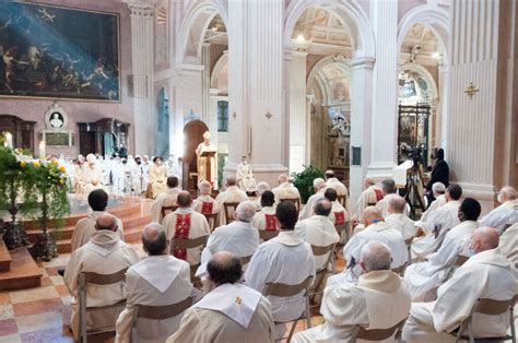 Con lo sguardo fisso su Gesù l omelia alla Messa Crismale Diocesi