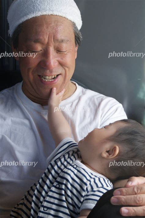 じぃちゃん大好き祖父を触る孫と笑顔の爺ちゃん 写真素材 651906 フォトライブラリー Photolibrary