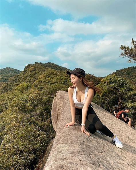 Đăng ảnh leo núi nguy hiểm nàng hot girl xinh đẹp nhận cả rổ chỉ trích vì tội làm màu lòe