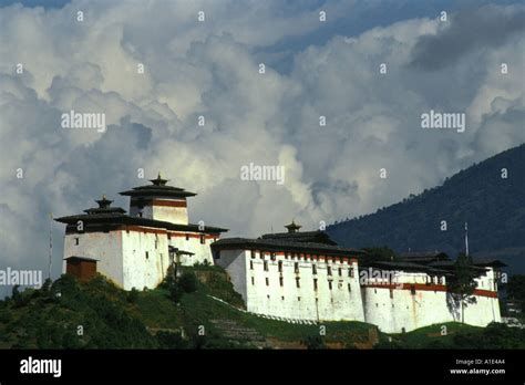 Wangdue Phodrang Dzong High Resolution Stock Photography And Images Alamy