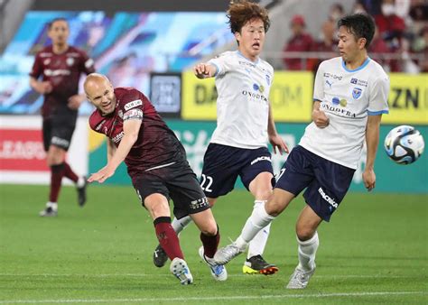 後半、ゴールを狙う神戸・イニエスタ（左） （撮影・須田 麻祐子） ― スポニチ Sponichi Annex サッカー