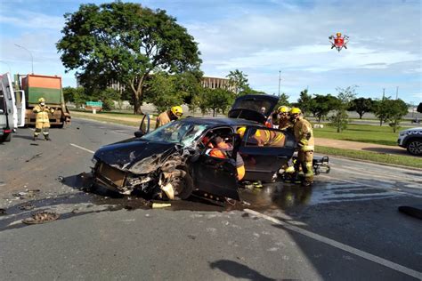 Homem Fica Preso às Ferragens De Carro Após Bater Em Caminhão De Lixo