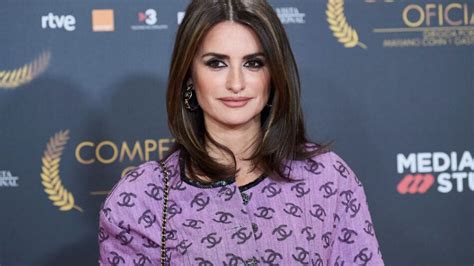 Penélope Cruz 47 ans dévoile ses jambes de rêves dans une robe mini