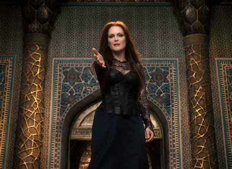 Julianne Moore The Dark Sorceress In Seventh Son Rezirb