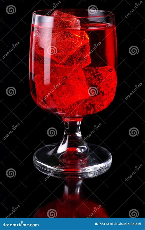 Glas Van Rode Drank Met Ijs Stock Foto Image Of Viering Aperitief 7241316