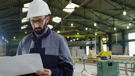 V Deo Gratis Ingeniero Cauc Sico Con Casco Y Gafas En Una Gran F Brica