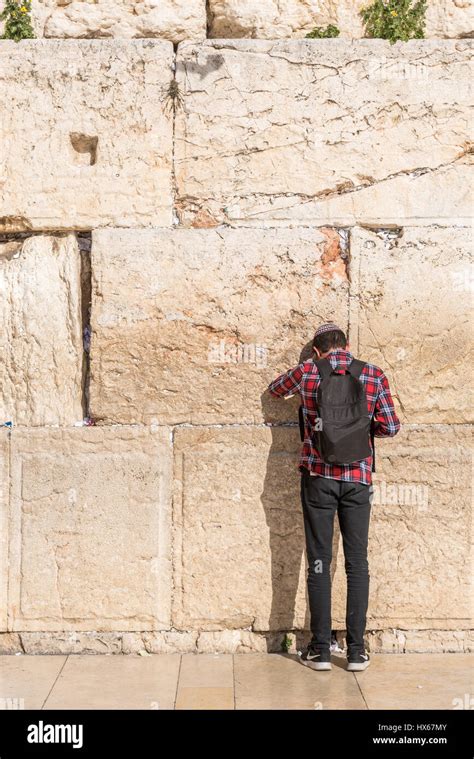 Hombre Jud O Ortodoxo Orando En El Muro De Las Lamentaciones Jerusal N