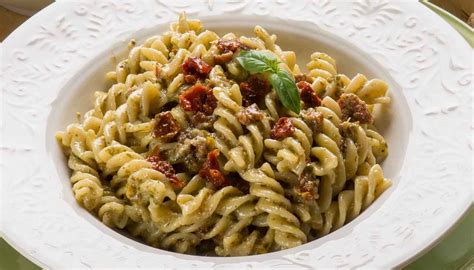 Pasta Con Pesto Di Pistacchi Pesce Spada E Pomodorini Facile E Saporita