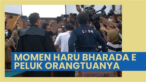 Momen Haru Bharada E Peluk Orang Tua Sebelum Sidang Pembunuhan Brigadir