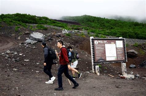 富士山昨開山「新規上路」 竟有中客輕裝拉行李箱登山 國際 自由時報電子報