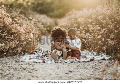 Child 7 years old girl afro Mais de 39 fotos stock licenciáveis e