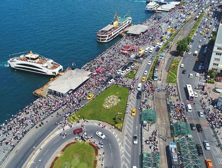 Las Calles De Estambul Convertidas En Una Marea De Gente Hispanatolia