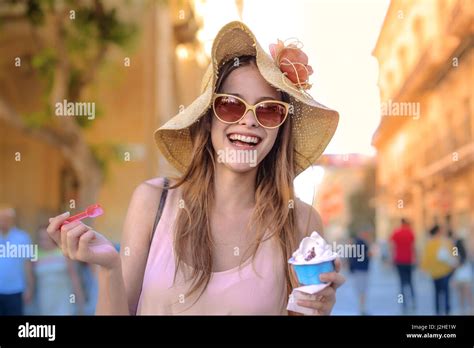 Teenager mädchen bikini Fotos und Bildmaterial in hoher Auflösung Alamy