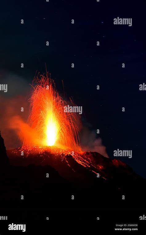 Lava Flow From Stromboli Volcano Fotos Und Bildmaterial In Hoher