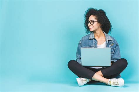 Photo Libre De Droit De Verticale De Jeune Femme Afroaméricaine De Sourire Utilisant Lordinateur