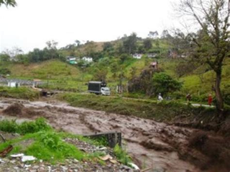 Cientos de personas evacuadas por creciente de río en Santa Rosa de Cabal