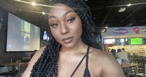 Happy Nigerian Babe Scrolller