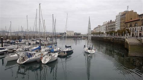 Muere un hombre de 64 años tras precipitarse al agua en el puerto