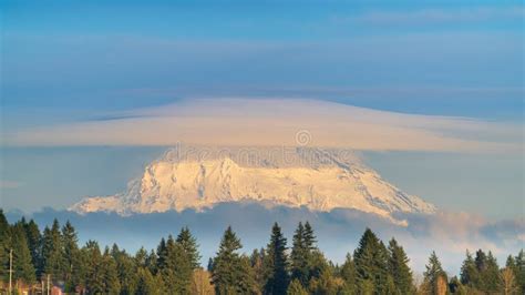 Nube Lenticular Sobre El Monte Rainier Estado De Washington Imagen De