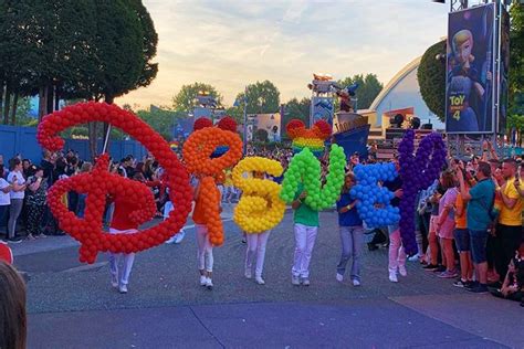 Desfile Orgullo Gay en Disney París Una ocasión especial El Souvenir