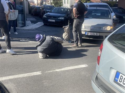 OBOREN PEŠAK KOD NOVOG GROBLJA Gradski prevoz bio u zastoju FOTO Blic