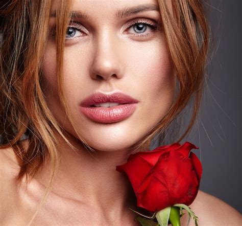 Portrait De Mode Beauté Du Jeune Mannequin Femme Blonde Avec Un Maquillage Naturel Et Une Peau