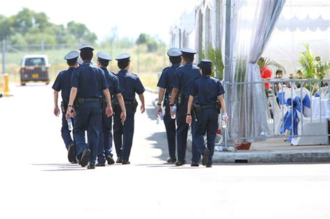 展区内巡逻的新加坡警察 新浪图集 新浪网