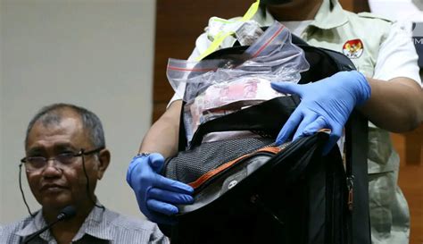 Kpk Tunjukkan Barang Bukti Ott Pejabat Bpk Foto Liputan