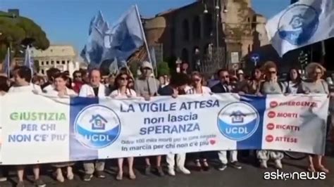 Covid Un Corteo A Roma Ricorda Le Vittime Della Vigile Attesa