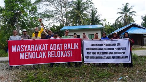 SUKU BALIK MELAKUKAN AKSI PEMASANGAN SPANDUK PROTES TOLAK PENGGUSURAN