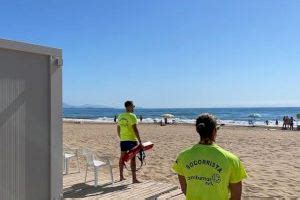 Fallece ahogado un hombre de 74 años en una playa de Elche