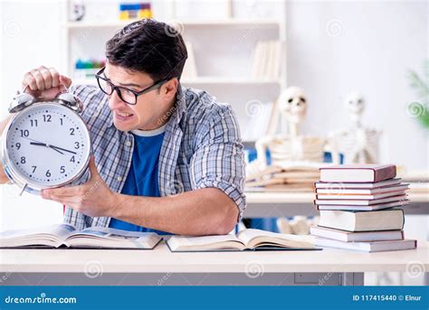 A Estudante De Medicina Que Prepara Se Para Exames Foto De Stock