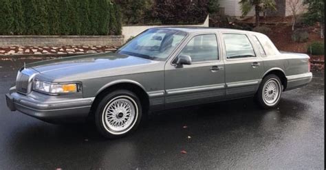 This Lincoln Town Car Wagon Render Redefines 90s American Luxury