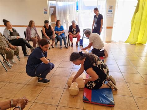 Profesionales de la salud CESFAM Cardenal Caro enseñan a Adultos