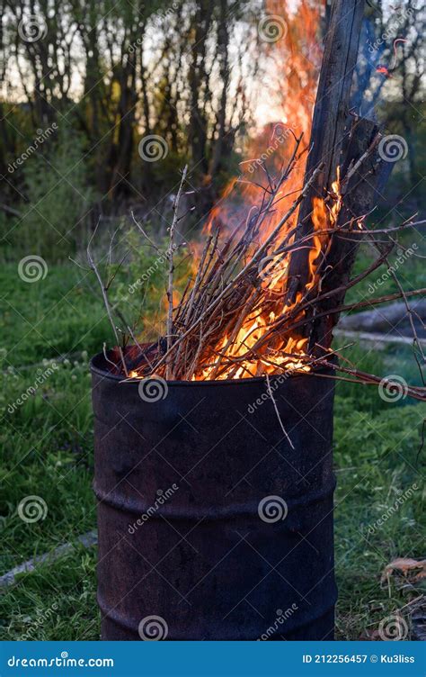 Incineraci N De Basura En Barril De Metal Oxidado Quemando Ramas Y