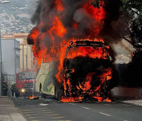 Autocarro De Turismo Incendeia Se Na Madeira Condutor Recebeu