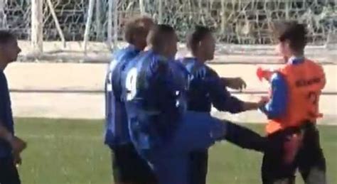 Follia In Campo A Ischia Giocatore Prende A Calci L Arbitro Partita