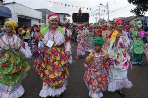 Madamas Celebran El Carnaval Al Ritmo Del Calipso En El Callao