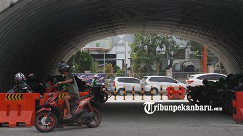 FOTO U Turn Di Bawah Flyover Simpang SKA Pekanbaru Dipasang Tiang