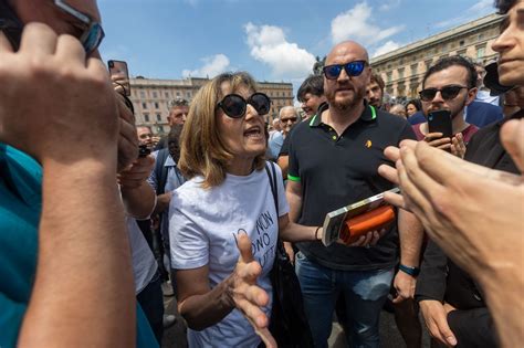 Funerali Di Silvio Berlusconi Tensione In Piazza Duomo Diversi I