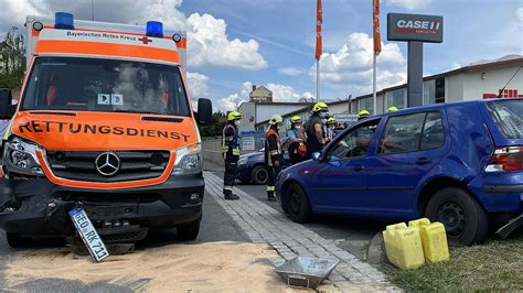 Rettungswagen verunglückt während Einsatzfahrt in Gerolzhofen