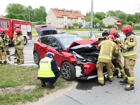 Zderzenie autobusu z samochodem na skrzyżowaniu Odrodzenia Mazurska