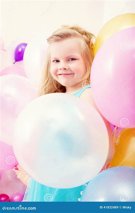 Petite Fille Dr Le Posant Avec Des Ballons Image Stock Image Du